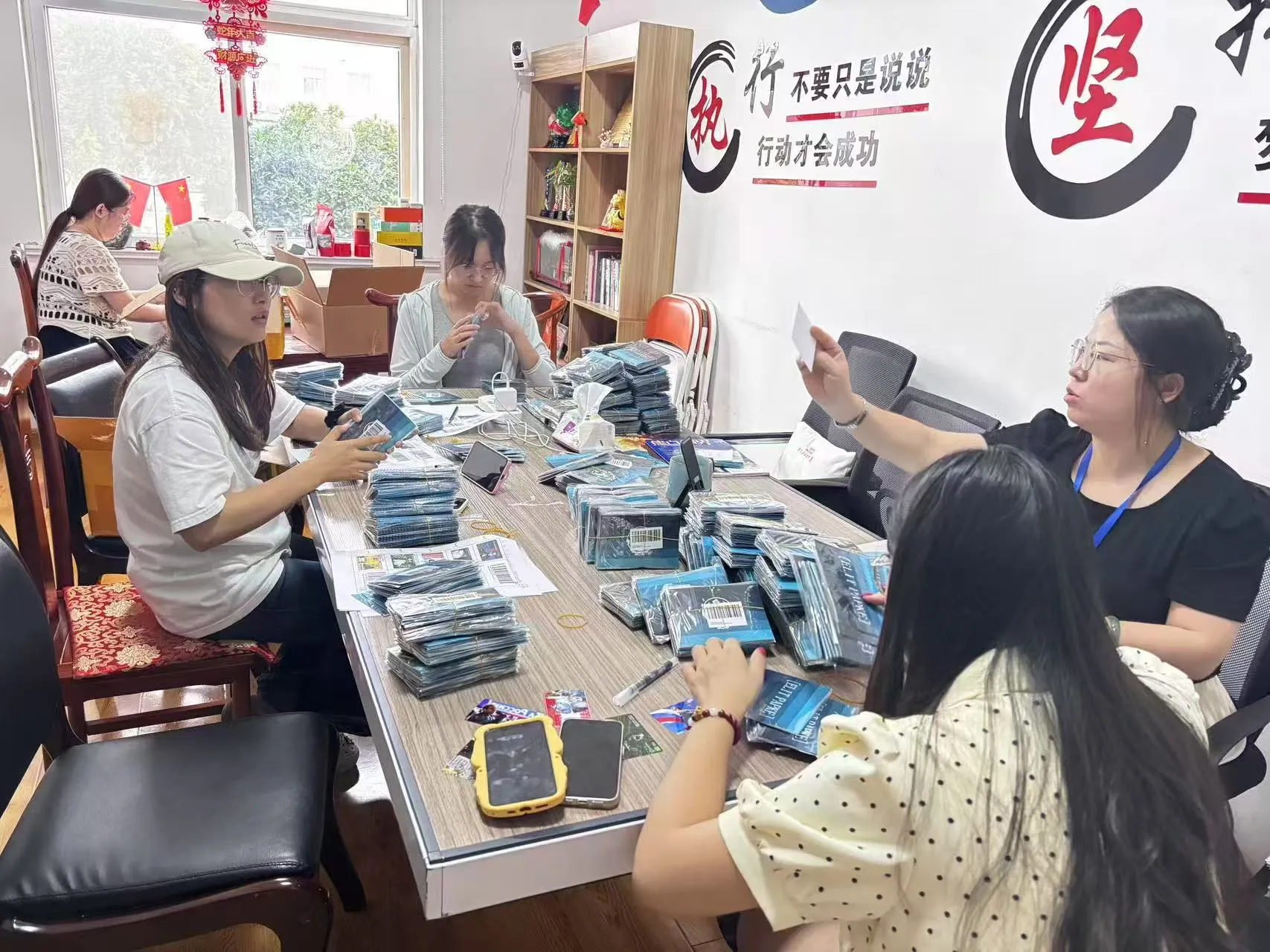 Ojојо спроведе случаен преглед на налепниците на картички.