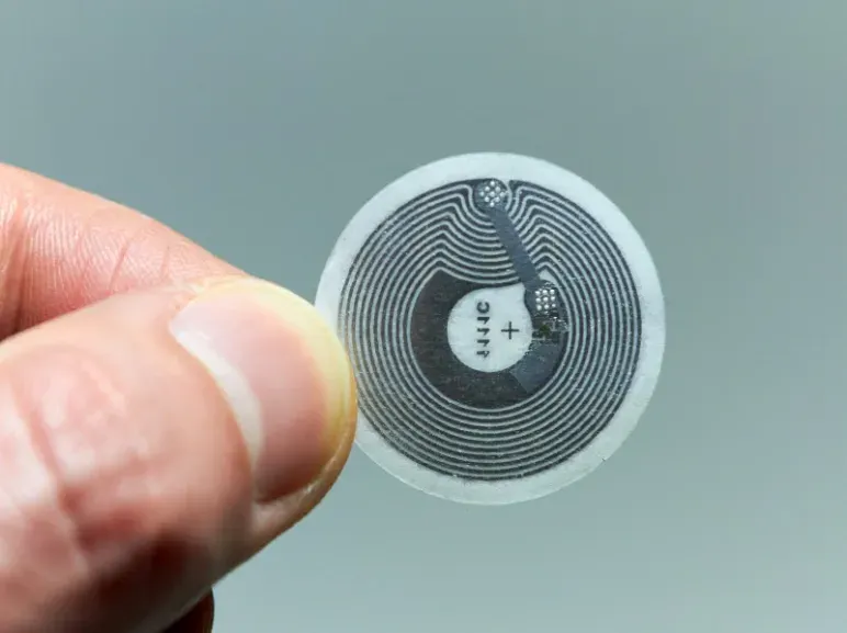 Како да ues налепница NFC?
