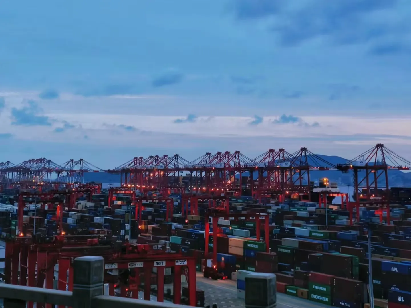 Вкупната вредност на кинеската увозна и извозна трговија достигна 41,21 трилиони јуани.