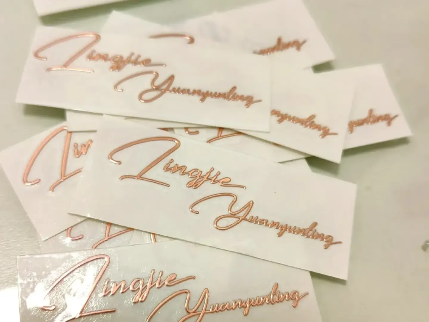 Дали се отстрануваат налепниците за пренос?