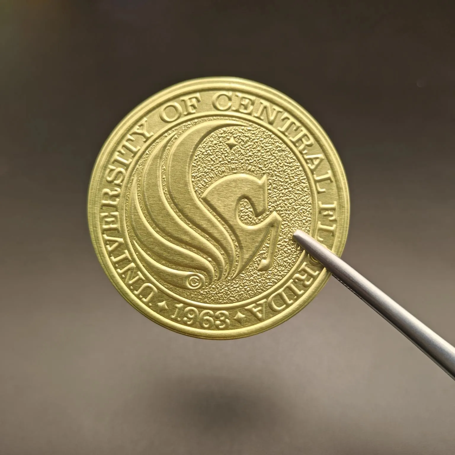 Како може етикетата за вино да го направи вашето шише невозможно да се игнорира?