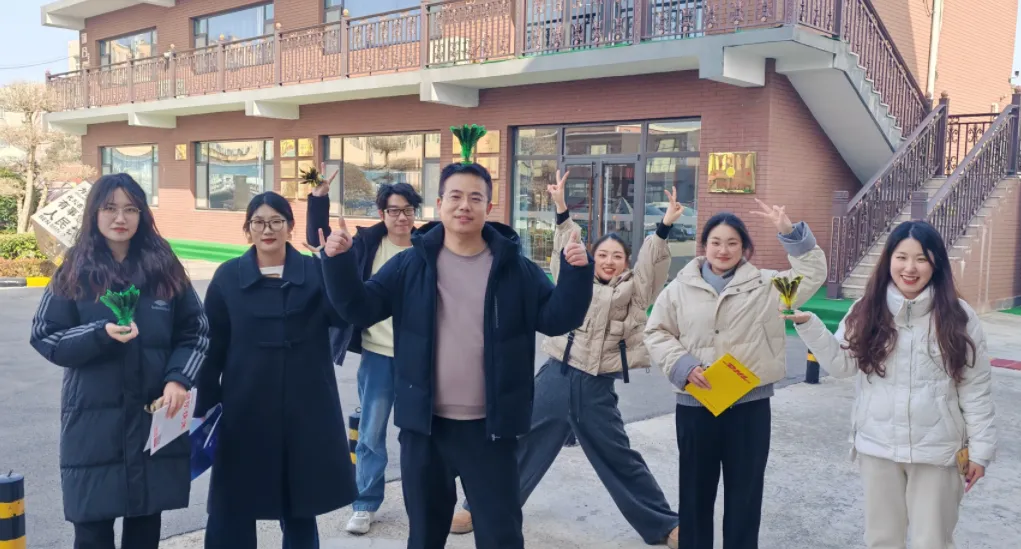 Кратката пауза за ручек ја енергизира канцеларијата со забава со Shuttlecock