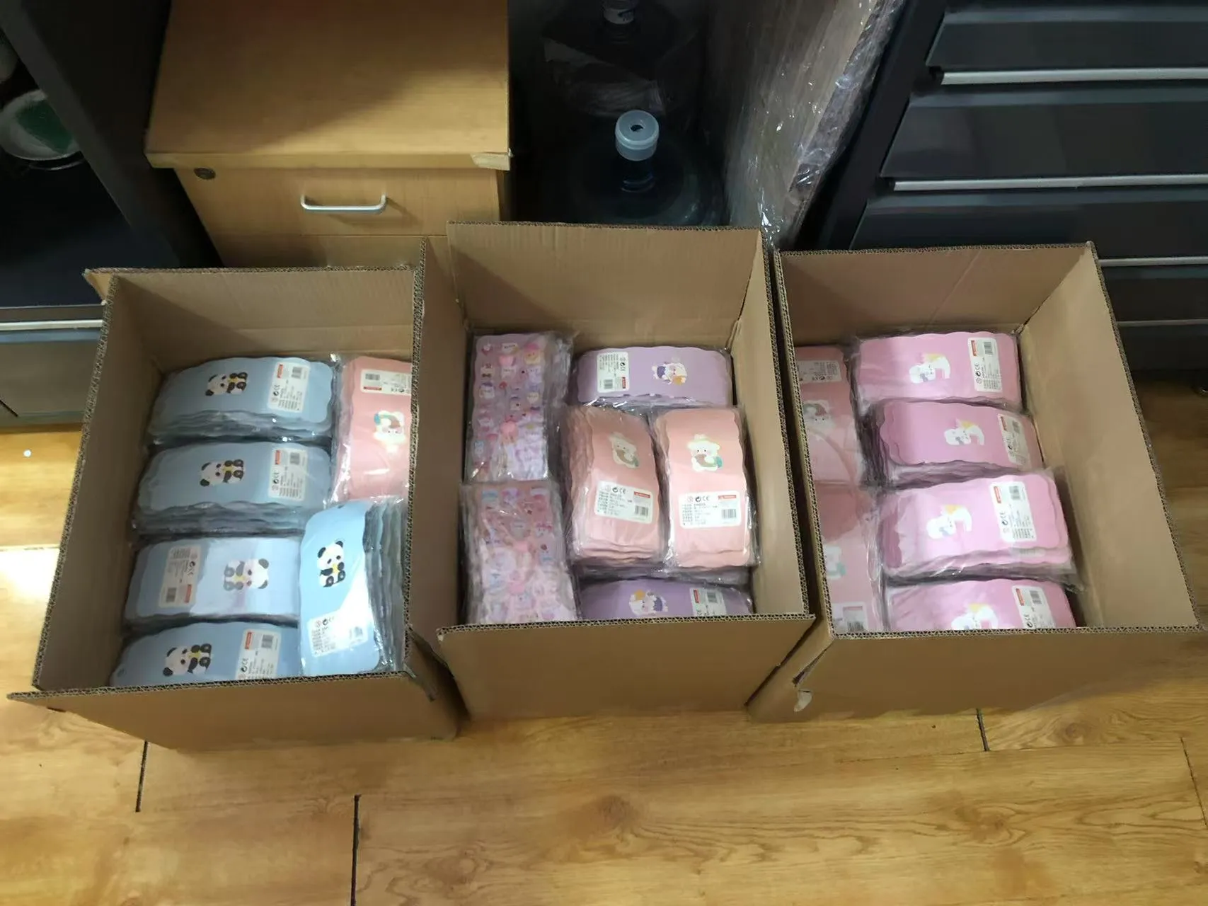 Дали ви се допаѓаат налепници во форма на задник што се стискаат?